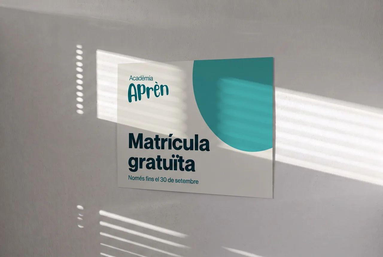 Acadèmia Aprèn 'Matrícula gratuïta' poster on a wall