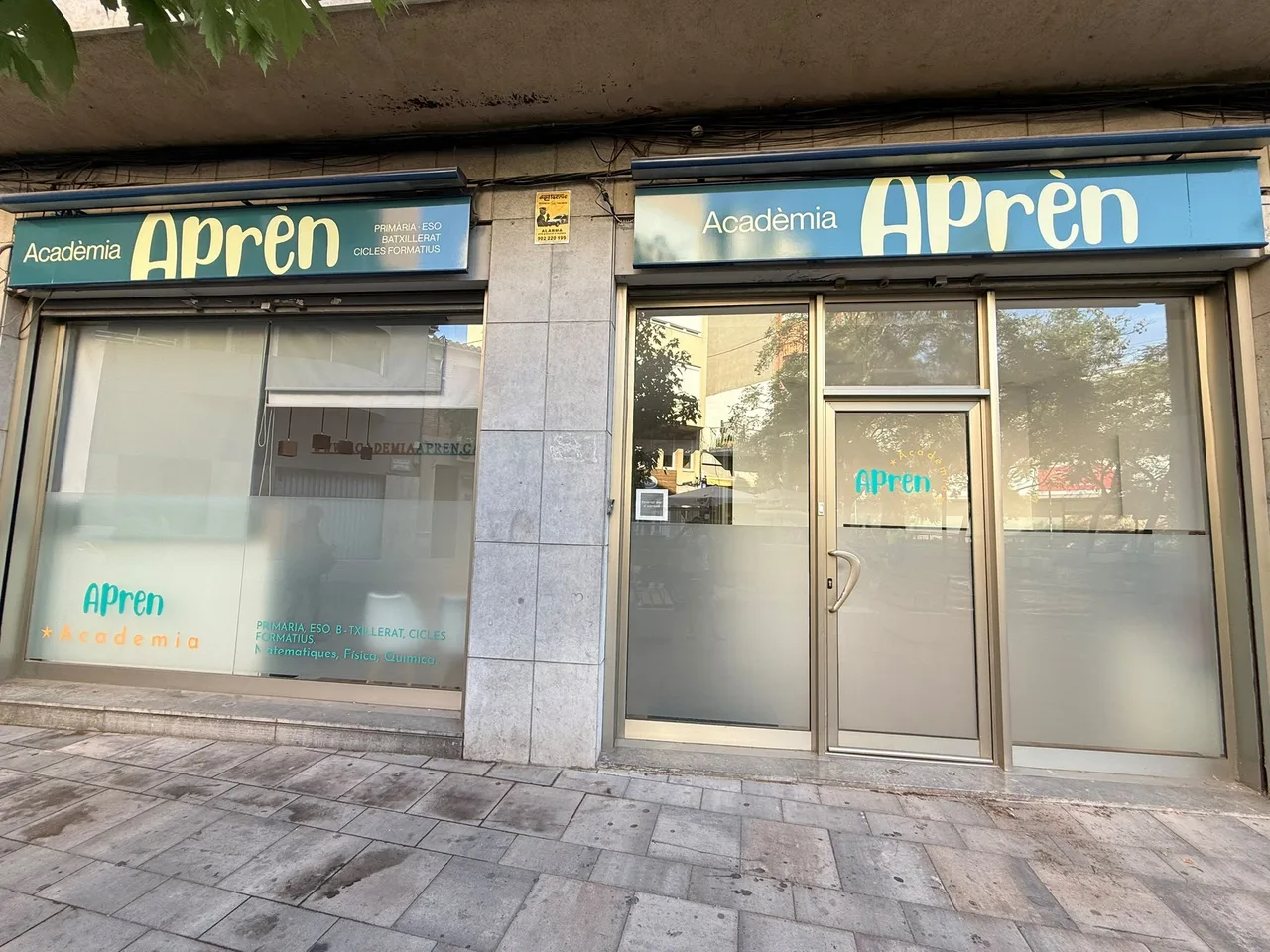 Acadèmia Aprèn windows lettered with frosted vinyls and the renewed identity