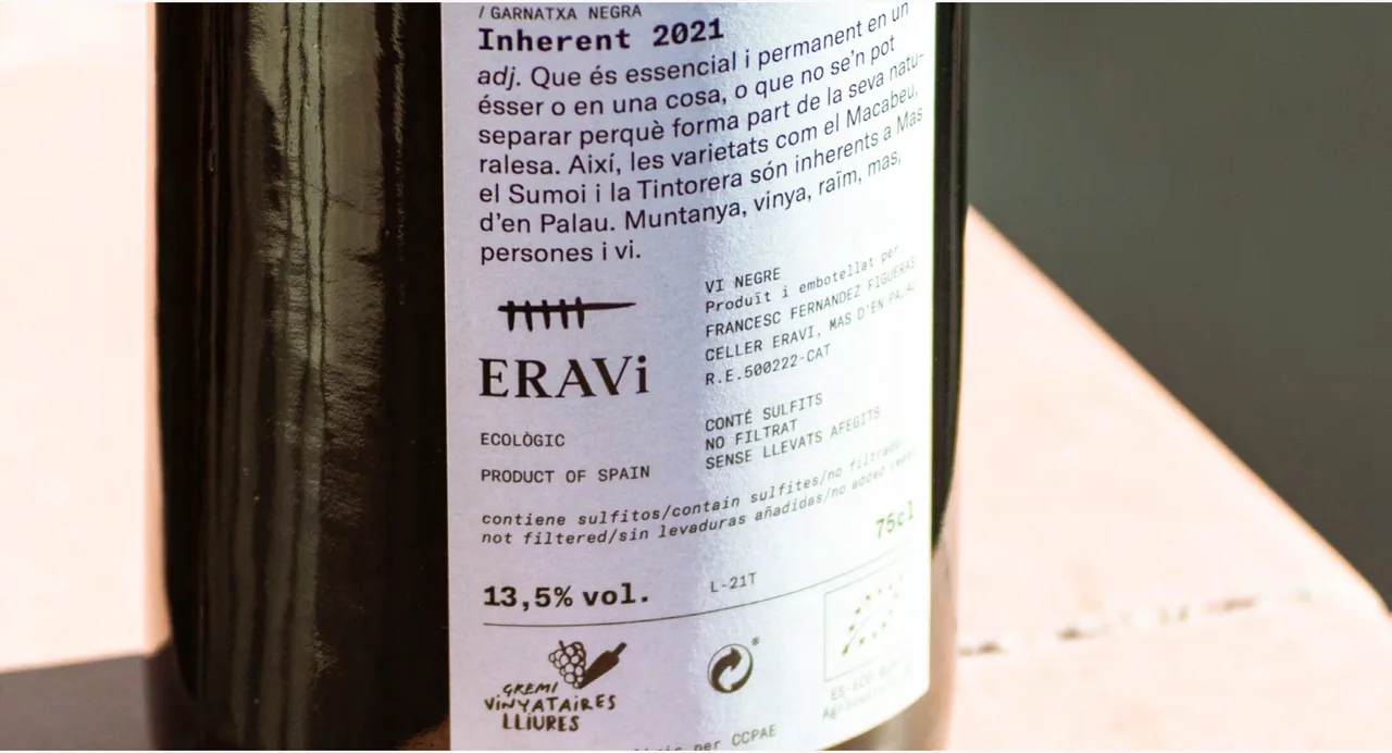 Contraetiqueta d'ERAVi amb el logotip i el text de la garnatxa negra Inherent 2021