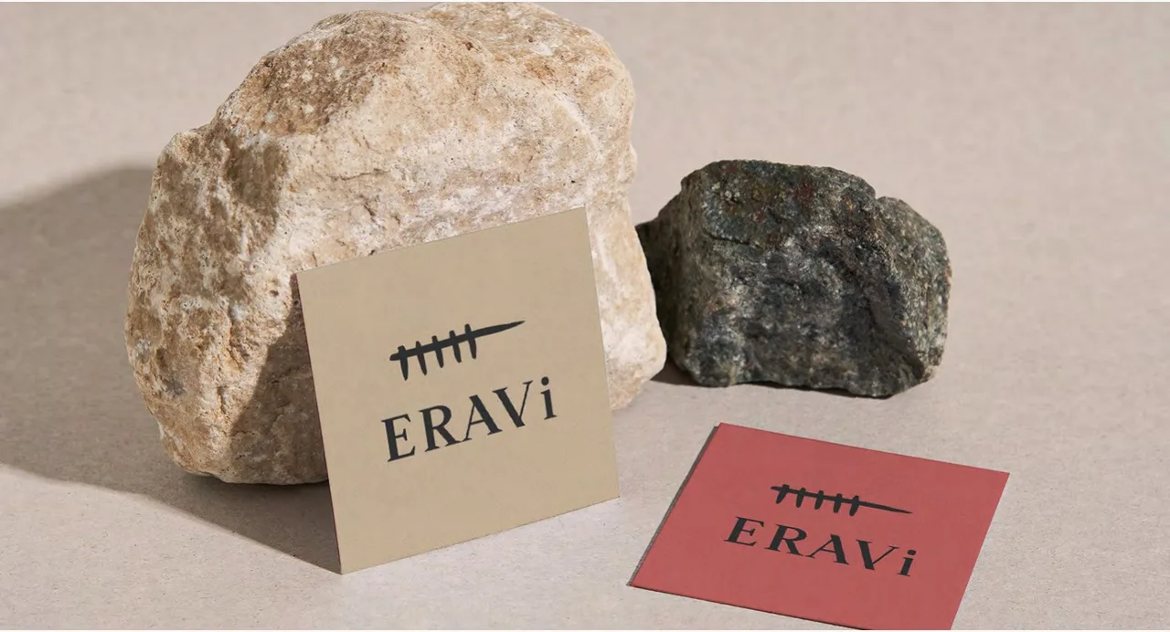 Targetes del logotip d'ERAVi, amb línia de temps de cinc traços, entre dues pedres