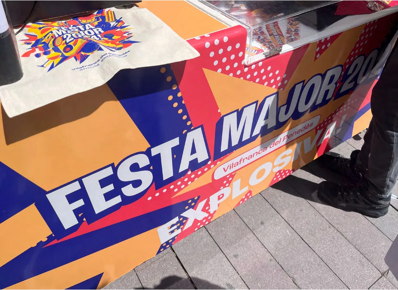 Detall del taulell de la Festa Major amb el patró explosiu i el text EXPLOSIVA!