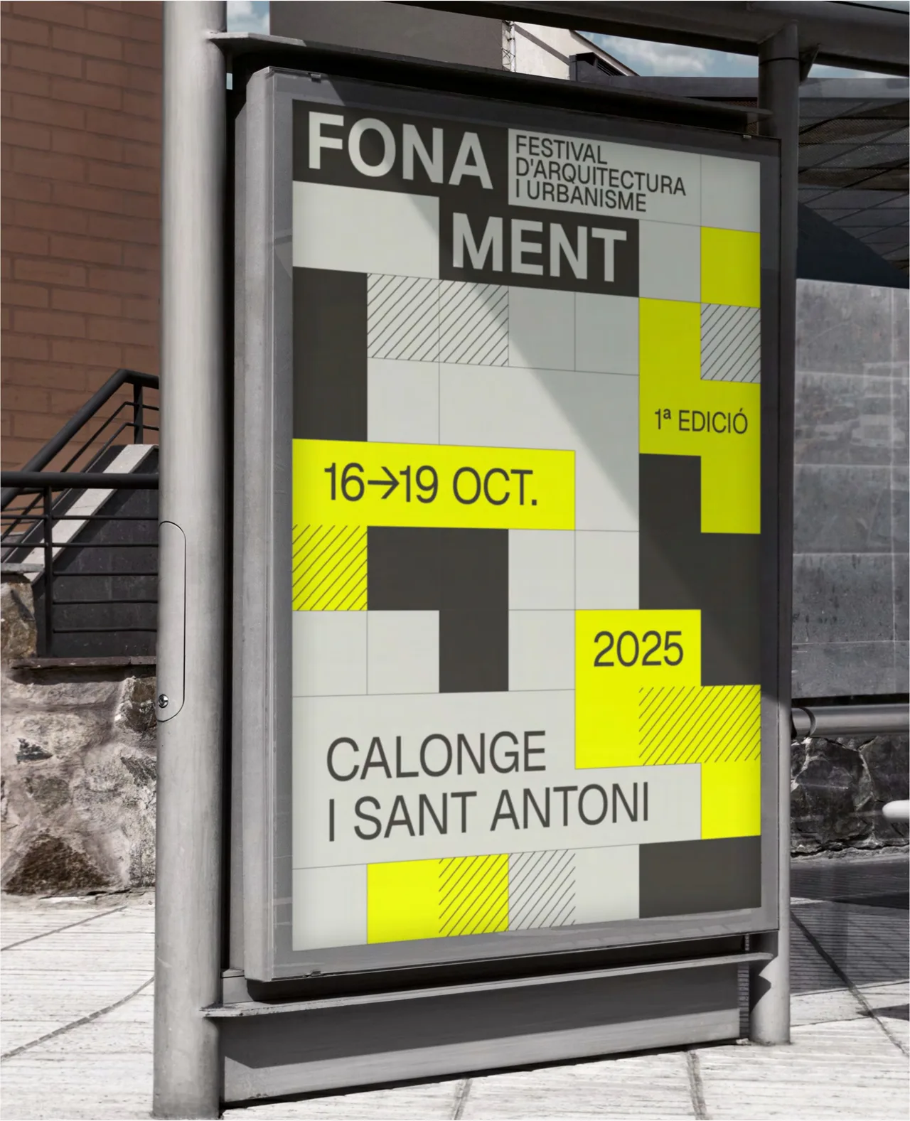 Cartell del festival en una marquesina, amb el logotip Fonament, les dates 16-19 d'octubre de 2025 i Calonge i Sant Antoni