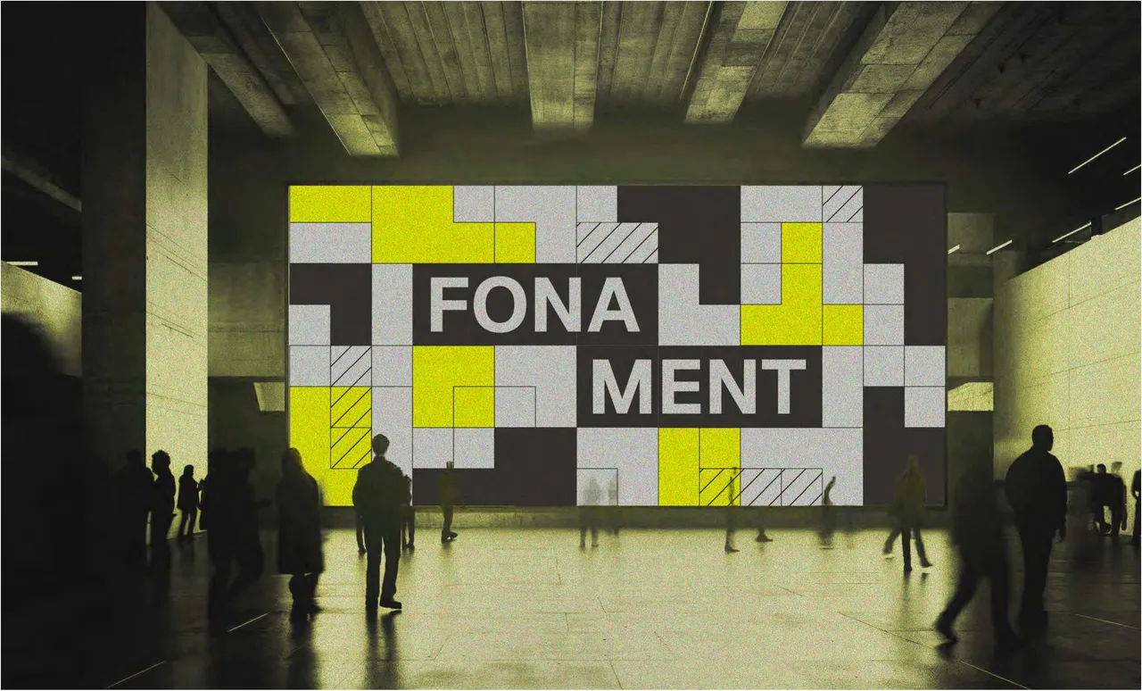 Naming i identitat d'un festival d'arquitectura: pantalla gran amb el logotip FONA/MENT sobre una retícula de blocs grisos i grocs