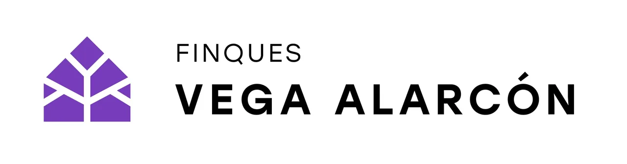 Logotip horitzontal de Finques Vega Alarcón, amb la casa morada a l'esquerra i el nom a la dreta