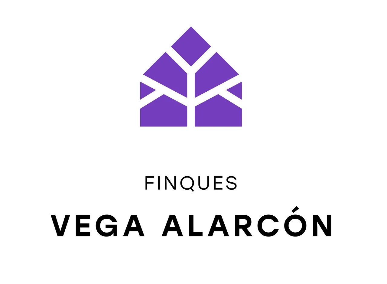 Logotip vertical de Finques Vega Alarcón, amb la casa de losanges morats i el nom en majúscules