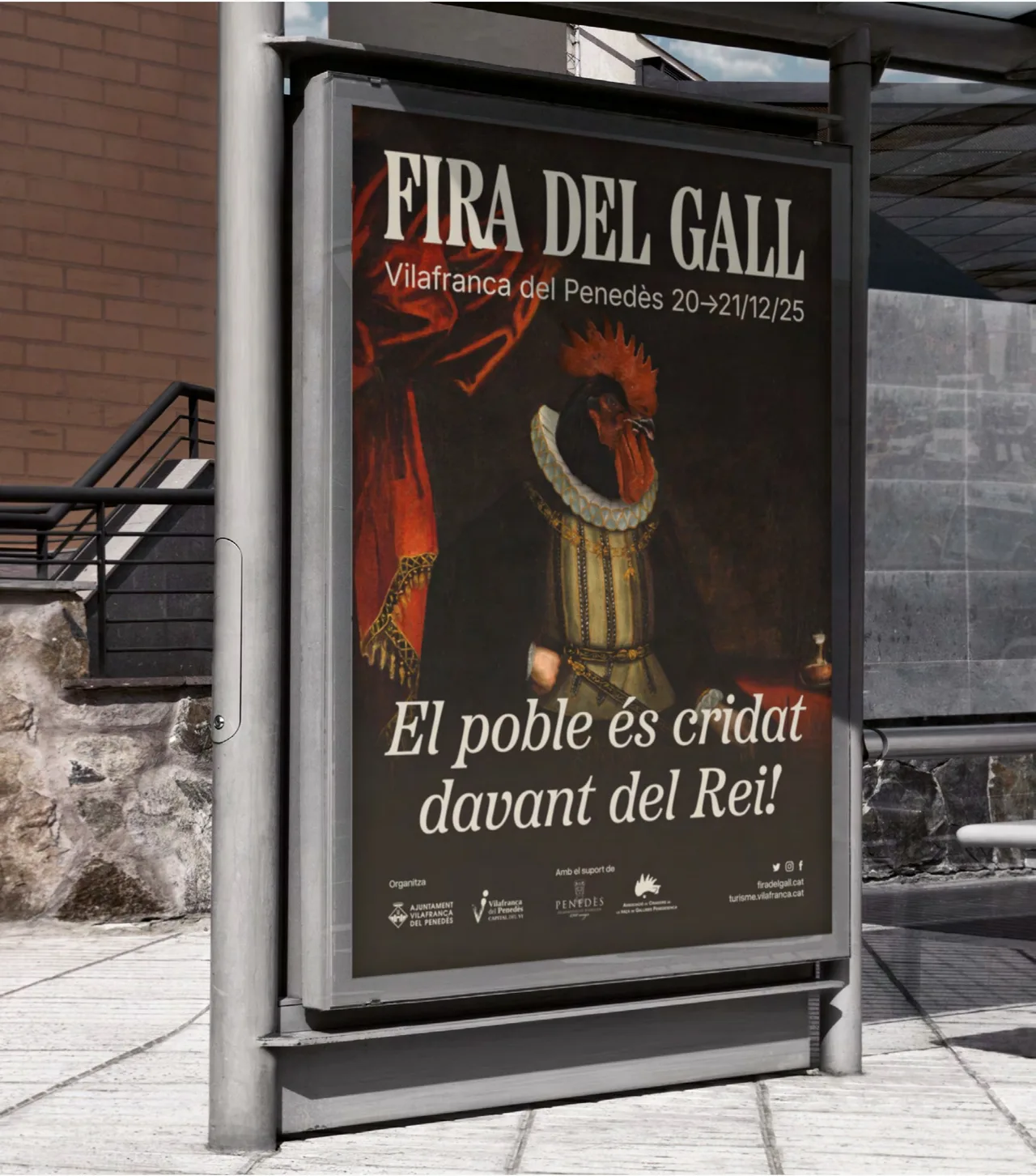 Fira del Gall 2025 poster in a bus shelter, showing the rooster dressed as a king with the slogan "El poble és cridat davant del Rei!"