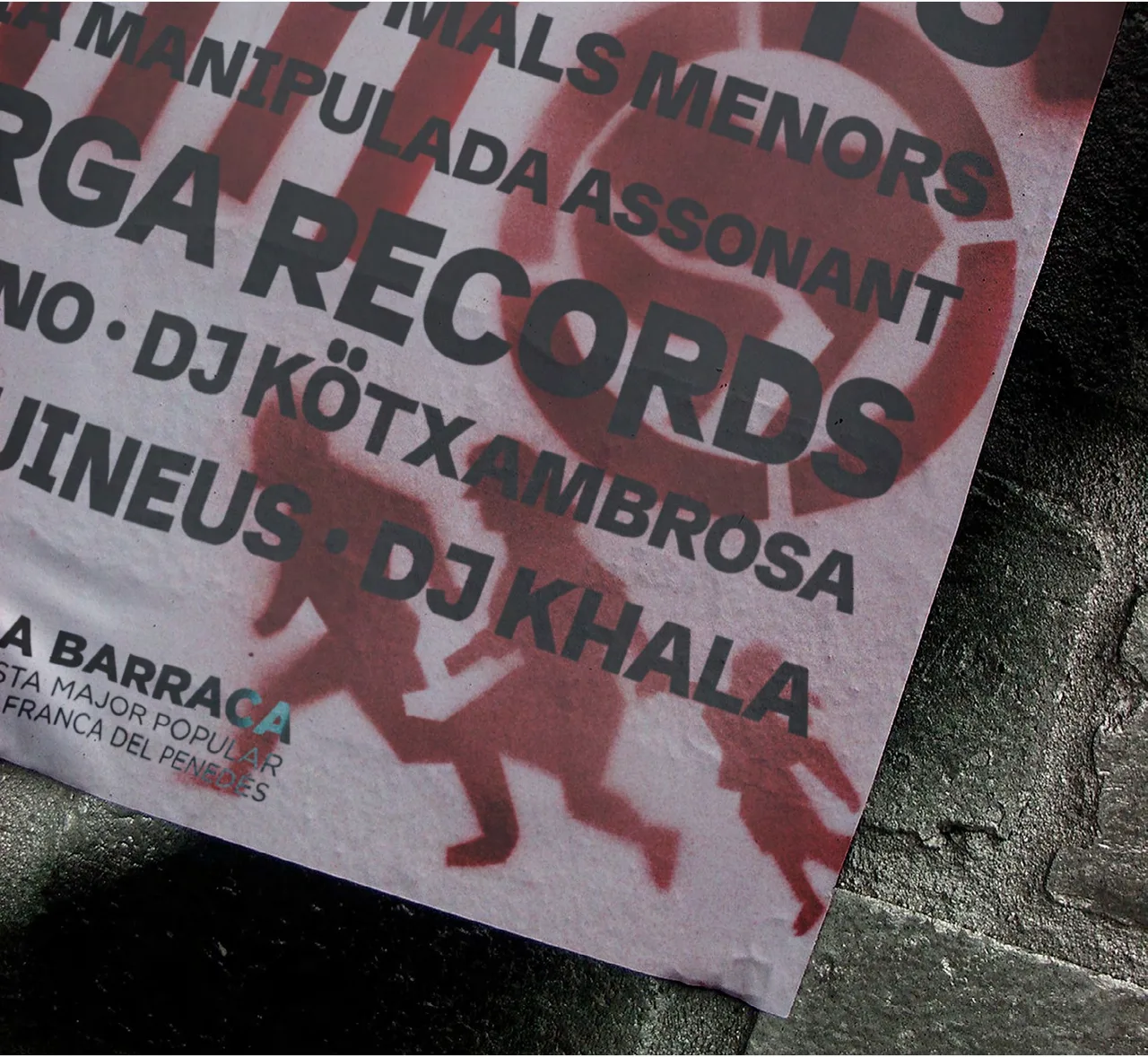 Detall del cartell amb noms de grups en tipografia negra i estèncils vermells