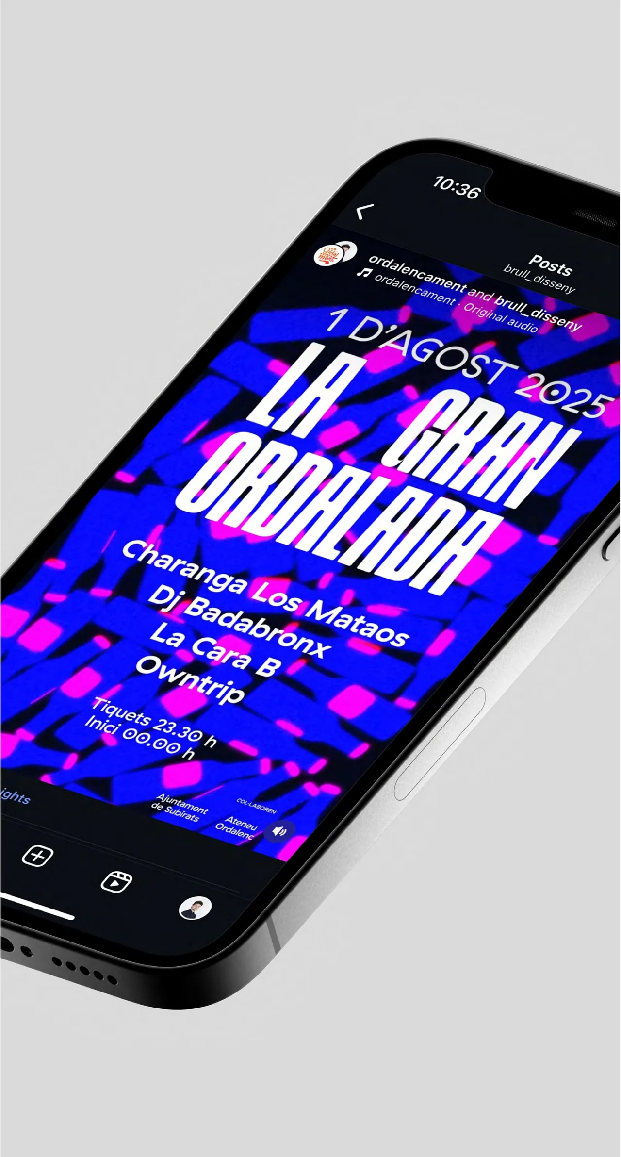 Detall d'un mòbil inclinat amb el cartell de La Gran Ordalada en colors saturats