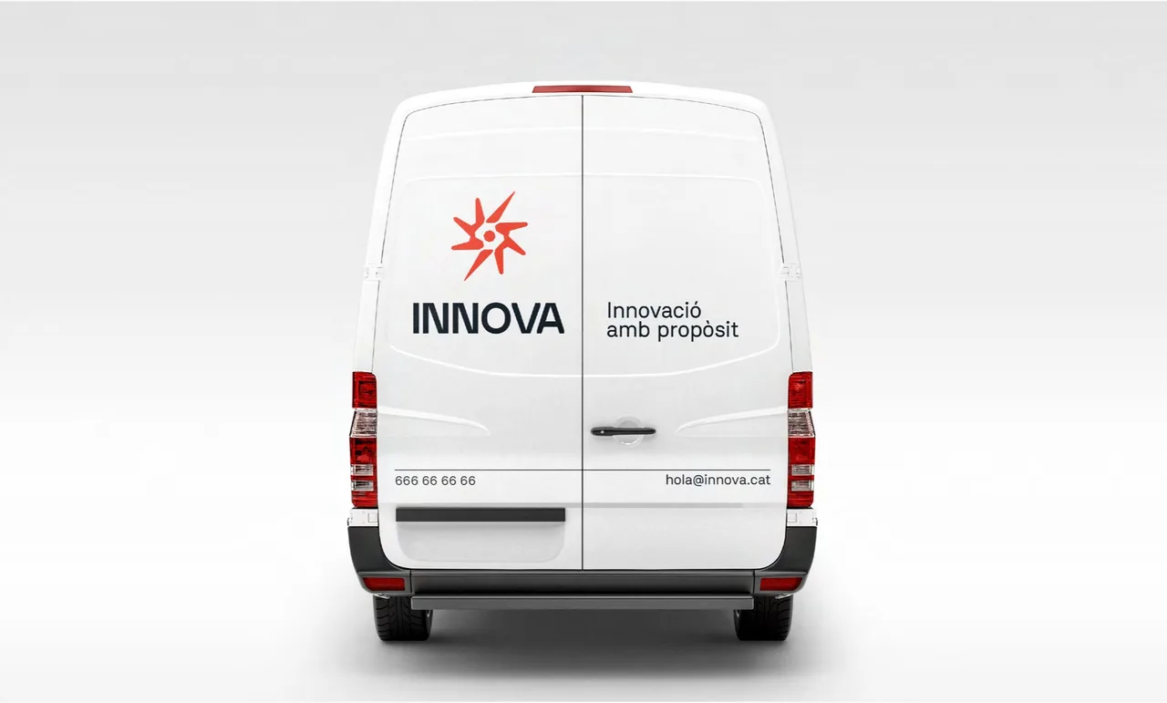 Part posterior d'una furgoneta blanca amb el logotip i el lema d'INNOVA