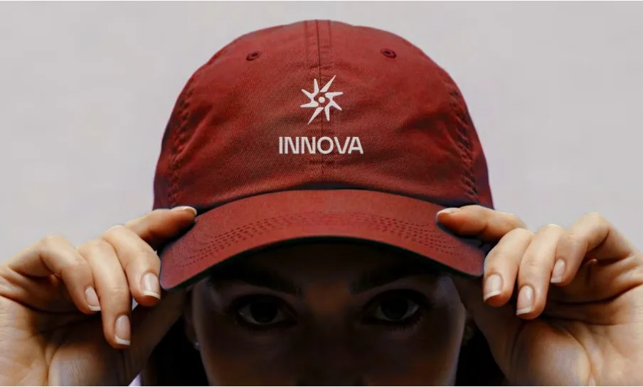 Persona ajustant-se una gorra vermella brodada amb l'isotip d'INNOVA