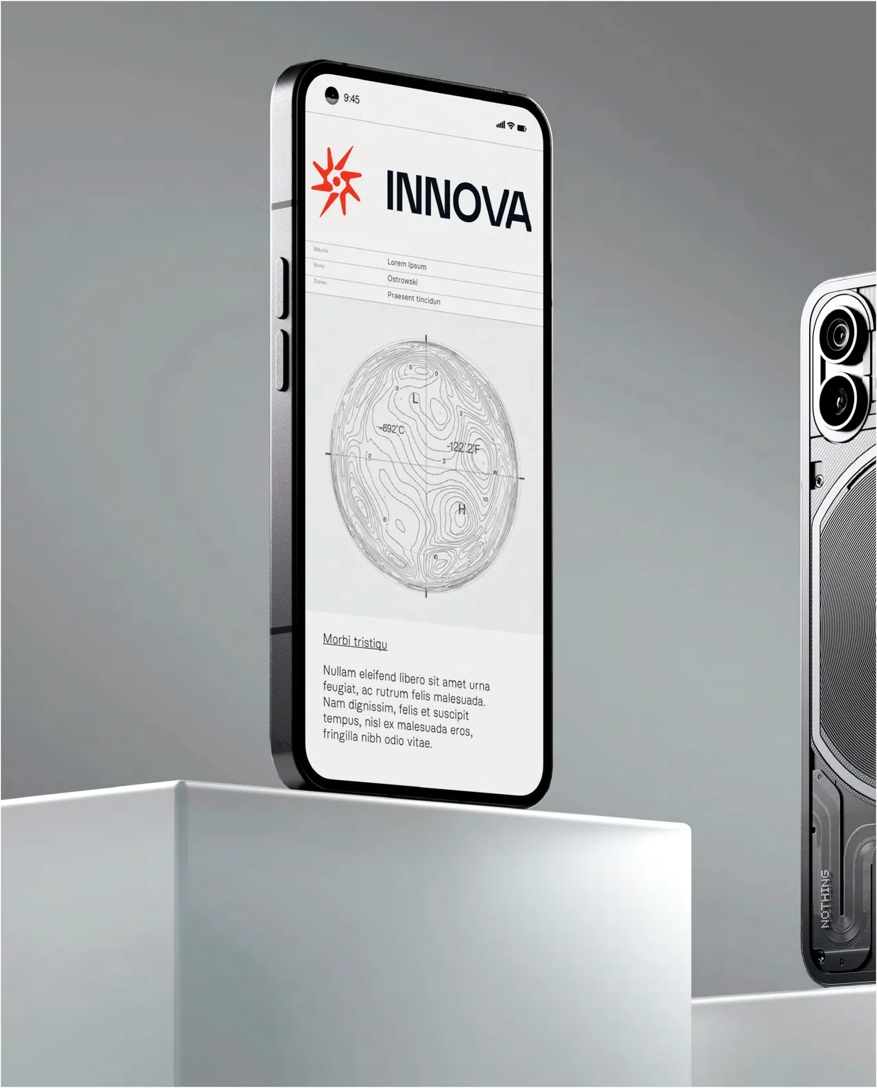 Mòbil sobre un pedestal amb la web d'INNOVA a la pantalla