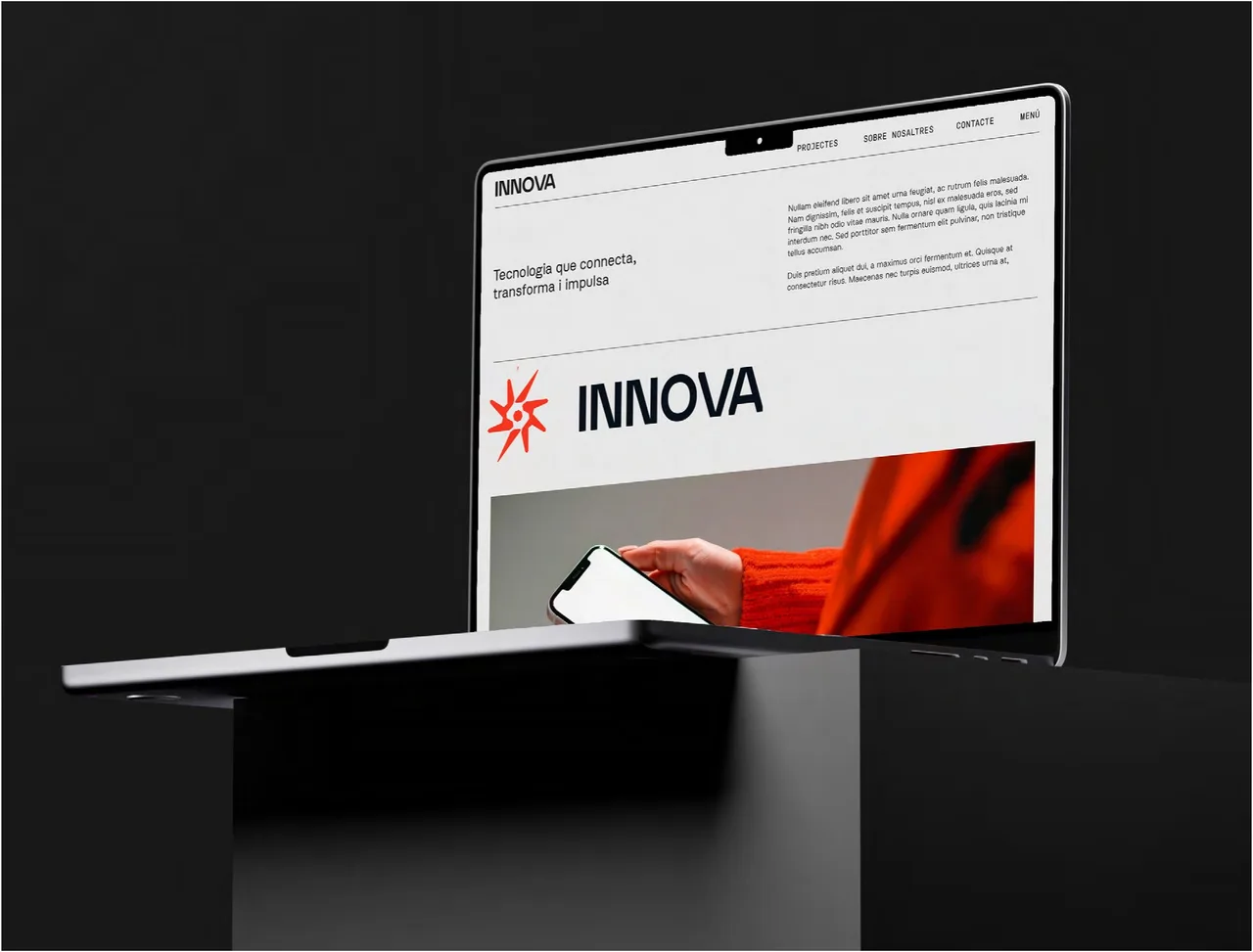 Portàtil sobre fons fosc mostrant la web d'INNOVA