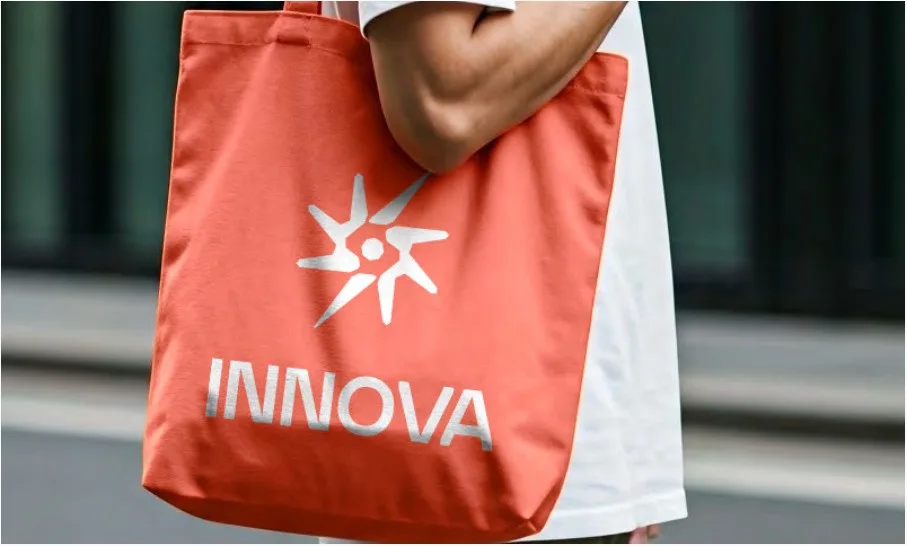 Bossa de tela vermella amb l'isotip i el logotip d'INNOVA en blanc