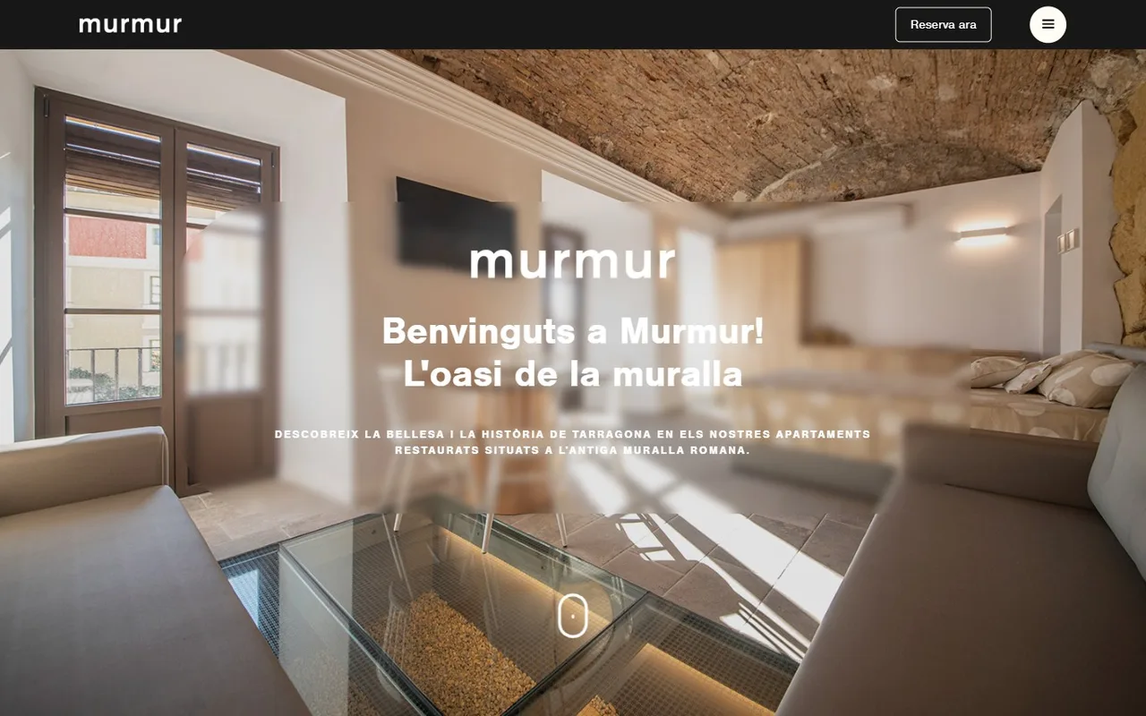 Website for boutique vacation rentals: Murmur home page showing a stone-vaulted apartment and the tagline L'oasi de la muralla