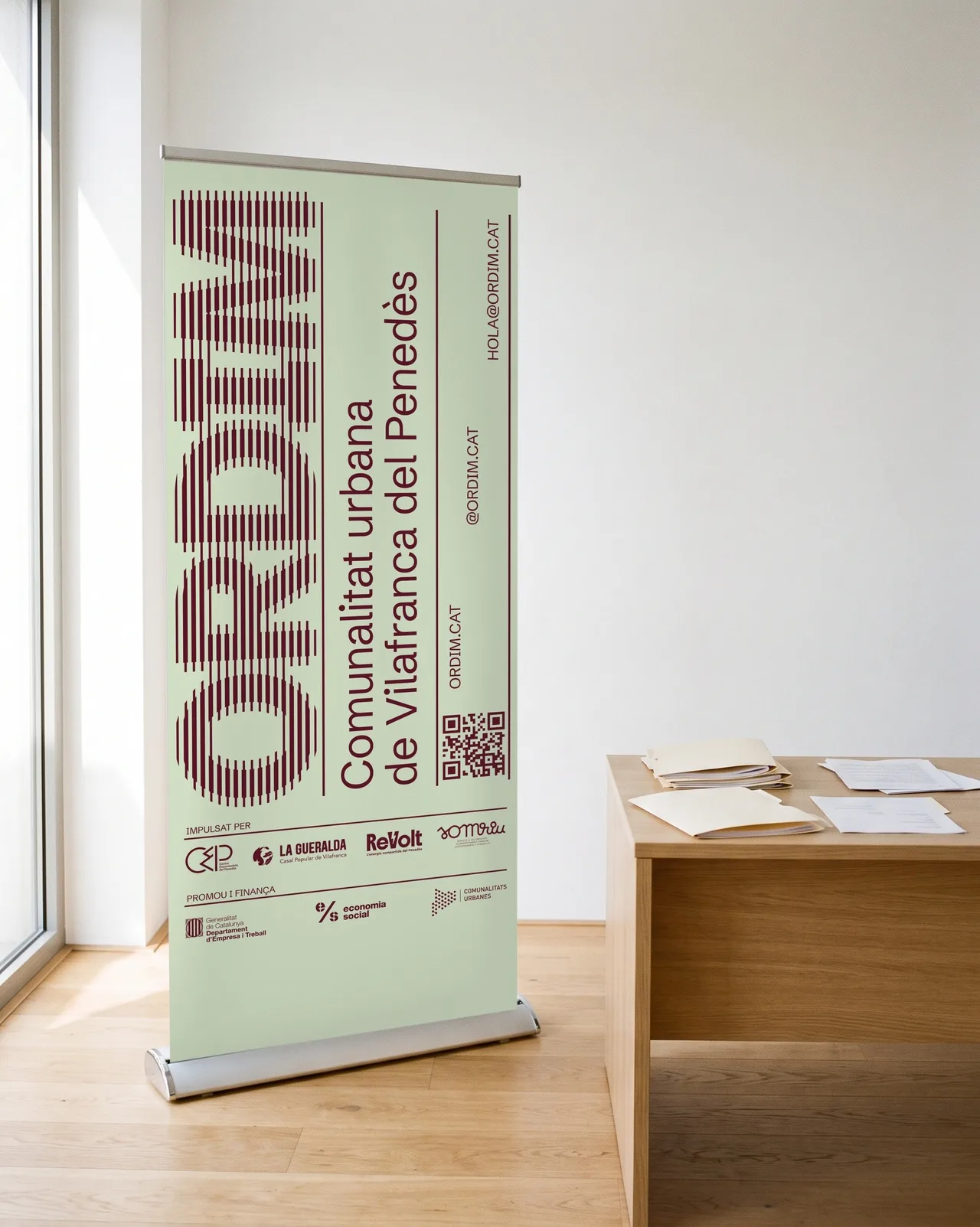 Naming i identitat per a una xarxa d'entitats: roll-up d'Ordim amb el logotip de línies horitzontals en granat sobre verd salvia