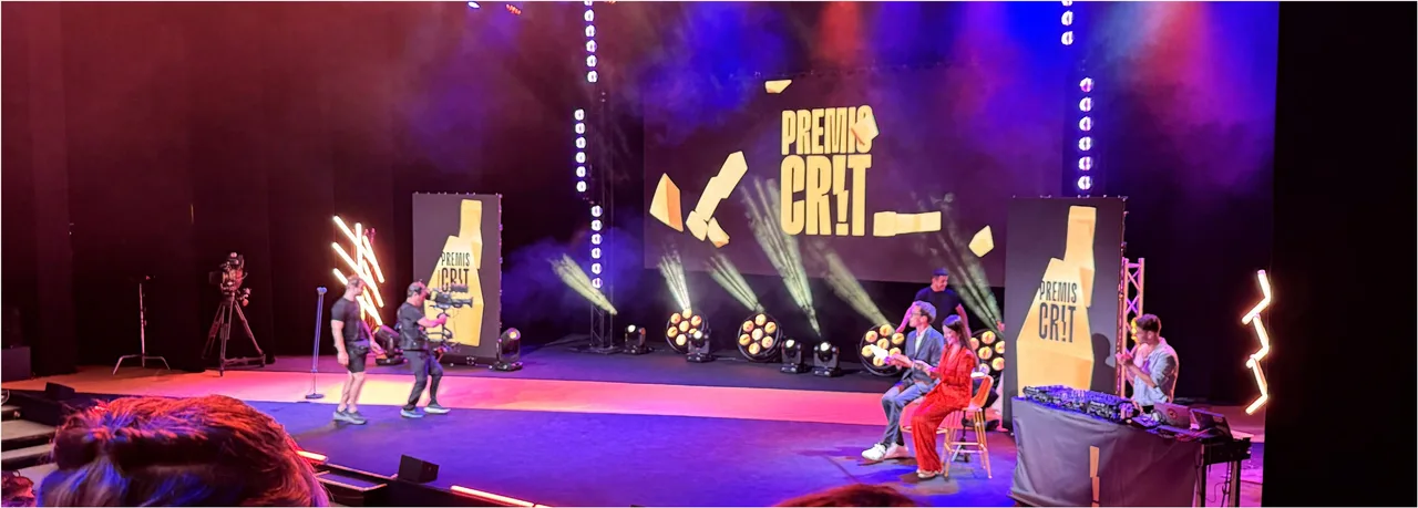 Awards show motion graphics: stage of the Premis Crit gala with screens and yellow graphics on a dark background under stage lighting