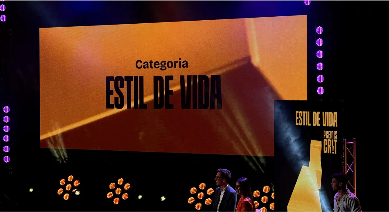 Large screen with the "Estil de vida" category template and side totems carrying the awards logo