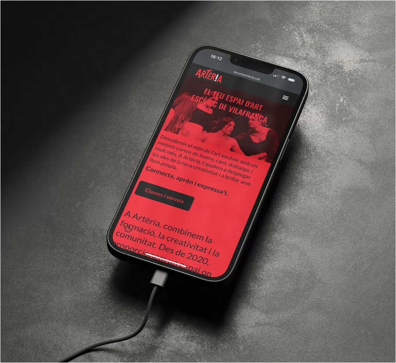 Mòbil amb la versió responsive de la web d'Artèria