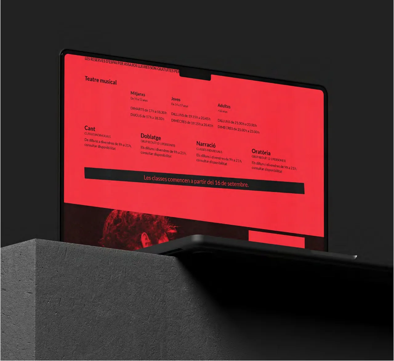 Portàtil amb la pàgina de programació i horaris de la web d'Artèria