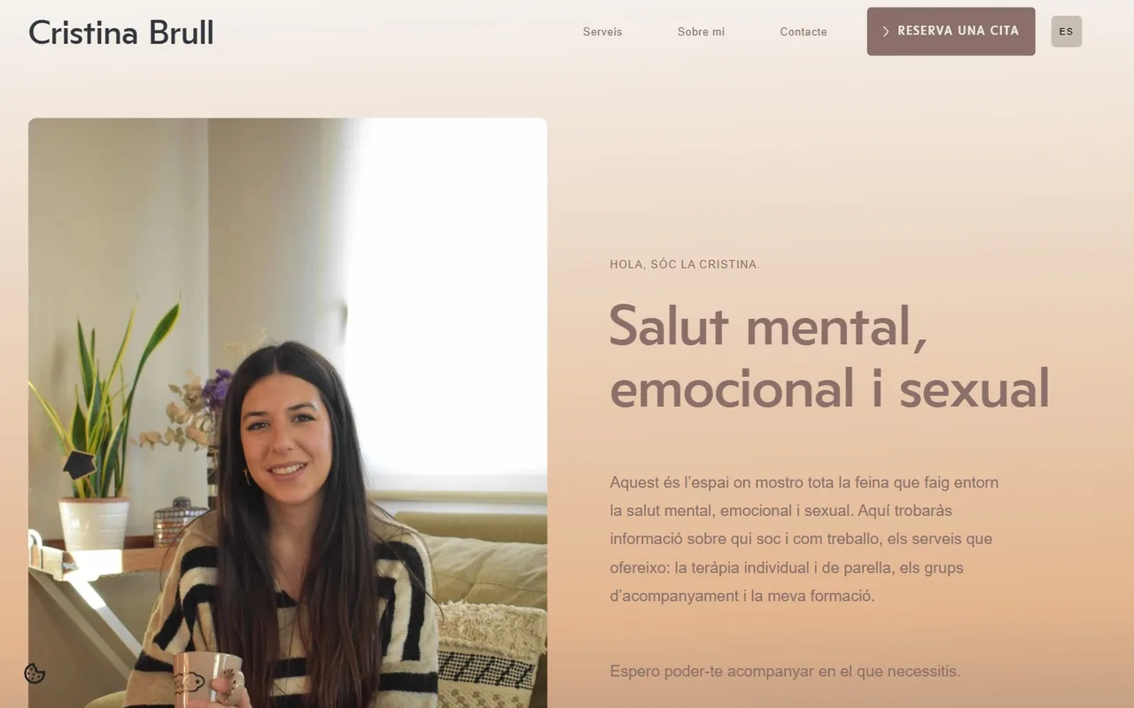 Web per a una psicòloga: pàgina d'inici de Cristina Brull amb la psicòloga i el títol Salut mental, emocional i sexual
